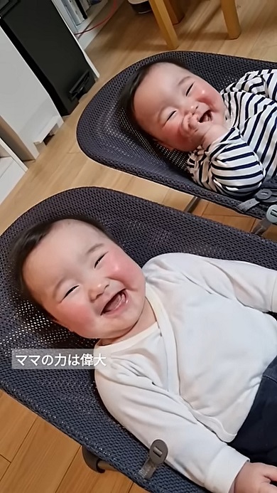 ママと聞いた瞬間に笑い出す双子の赤ちゃん