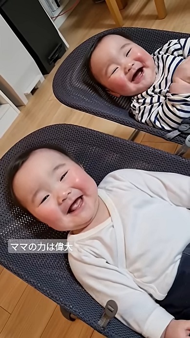 ママと聞いた瞬間に笑い出す双子の赤ちゃん