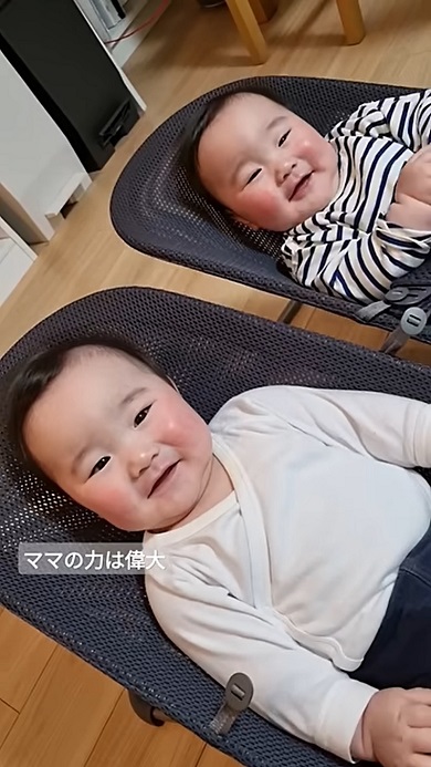 ママと聞いた瞬間に笑い出す双子の赤ちゃん