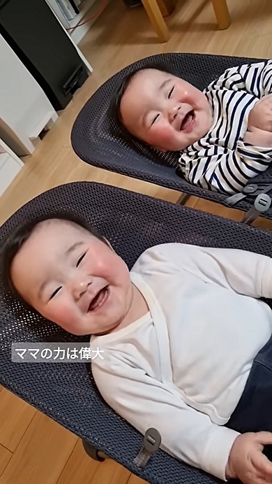 ママと聞いた瞬間に笑い出す双子の赤ちゃん