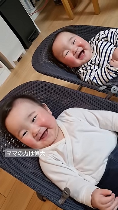 ママと聞いた瞬間に笑い出す双子の赤ちゃん