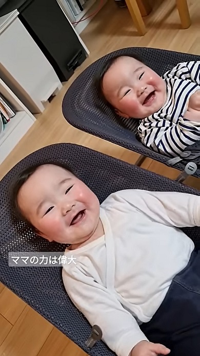 ママと聞いた瞬間に笑い出す双子の赤ちゃん