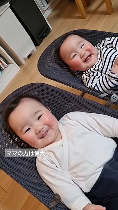ママと聞いた瞬間に笑い出す双子の赤ちゃん