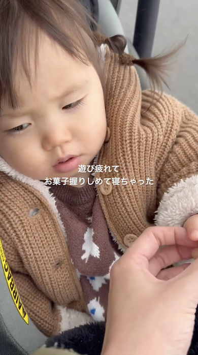 眠くてもお菓子を手放さない1歳娘