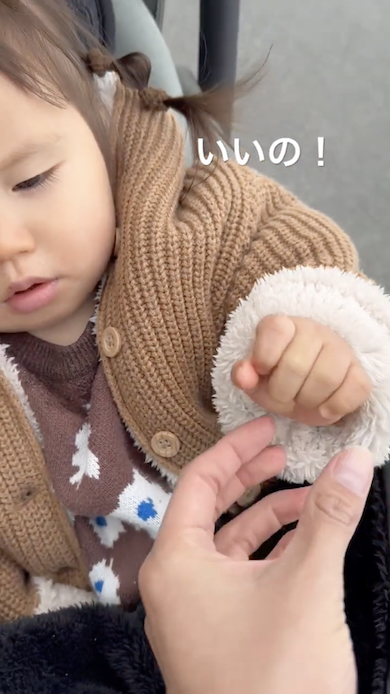 眠くてもお菓子を手放さない1歳娘