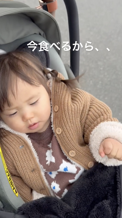 眠くてもお菓子を手放さない1歳娘