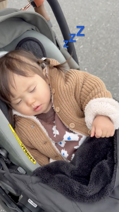 眠くてもお菓子を手放さない1歳娘