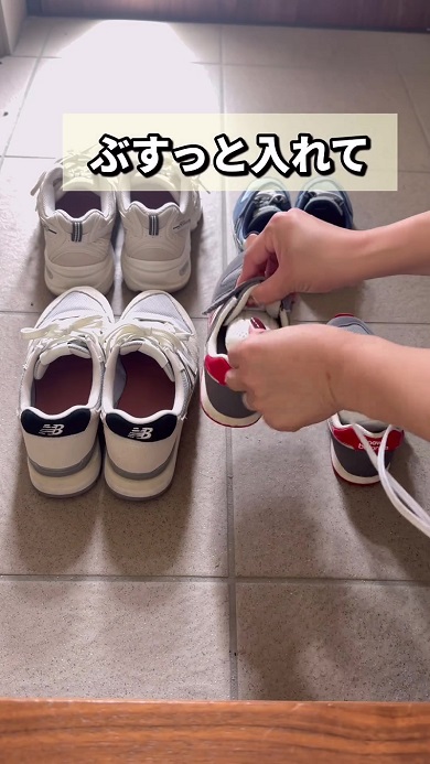 乾かすためにシューズドライヤーを靴の中へ入れる