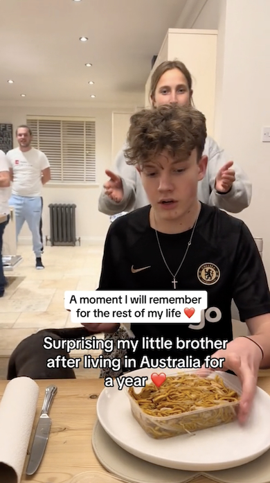 弟の後ろに近づく姉