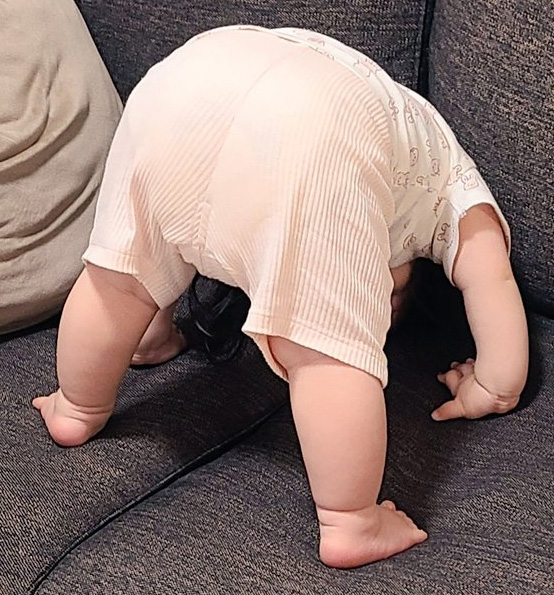 テレビ 見る 姿勢 格好 ポーズ おかあさんといっしょ 赤ちゃん 1歳 娘