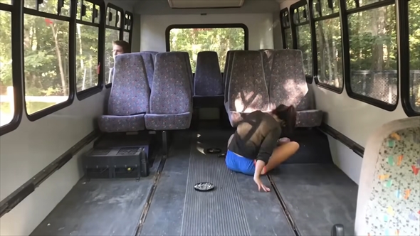 バスを1年かけてDIYする動画