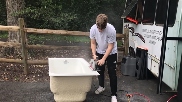 バスを1年かけてDIYする動画