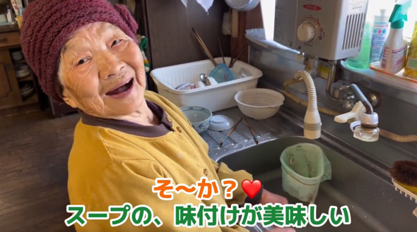 料理を褒められてうれしそうなおばあちゃん