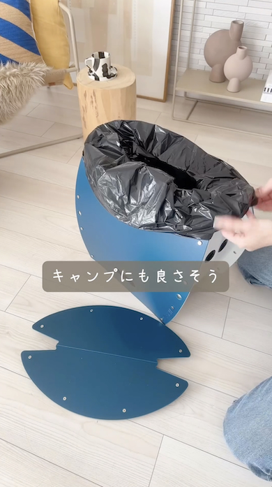 折りたたみイスに簡易トイレ用のビニール袋