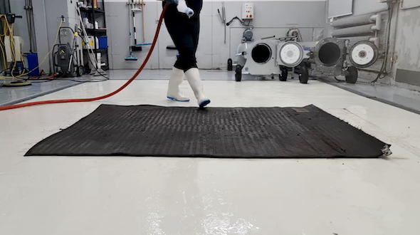 真っ黒に汚れたラグ