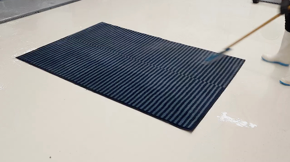 水でブラシ洗浄