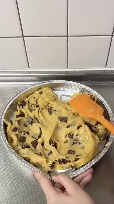 アルミ皿に生地を入れる