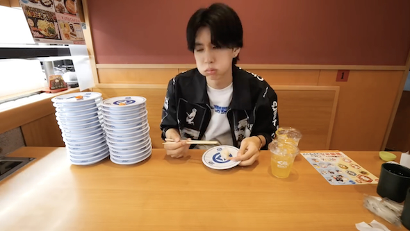 寿司を食べるはじめしゃちょー