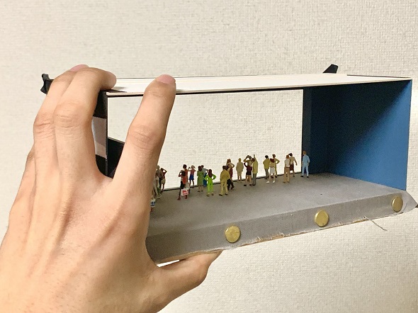 金魚やアロワナが超巨大に見えるミニチュア水族館の写真