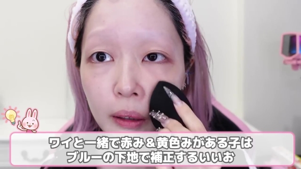 下地を塗る女性