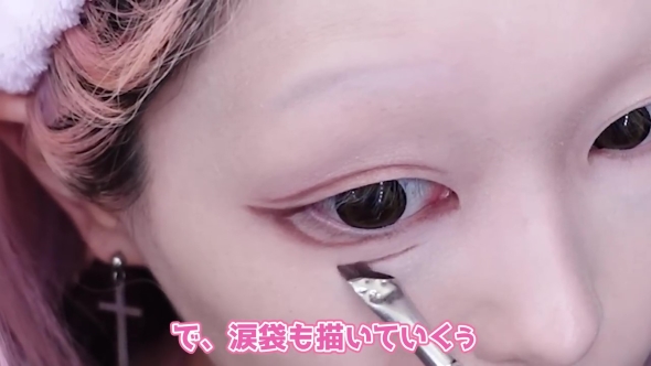 涙袋を描く女性