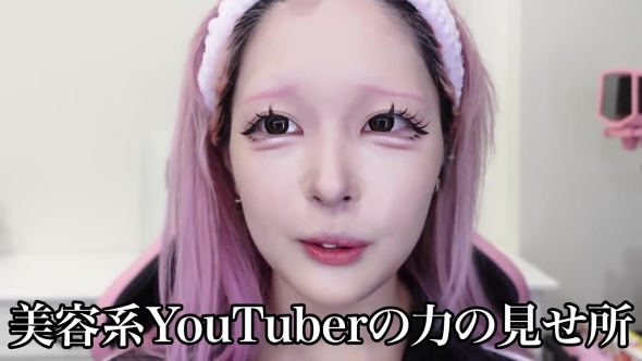 眉を描いた女性