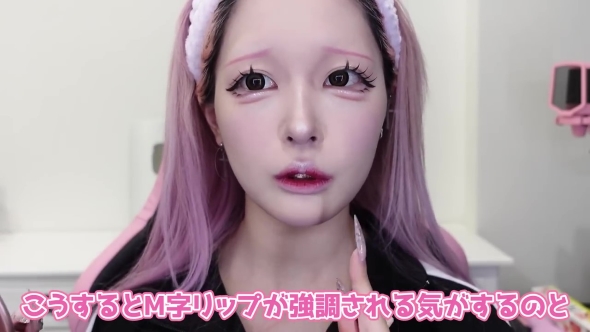 リップメイクを終えた女性