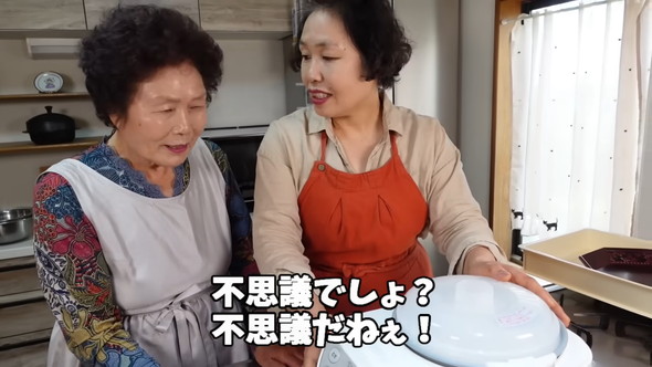 韓国の母と一緒に自動餅つき機を使ってぜんざい作りをする光景