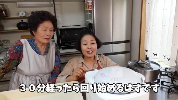 韓国の母と一緒に自動餅つき機を使ってぜんざい作りをする光景