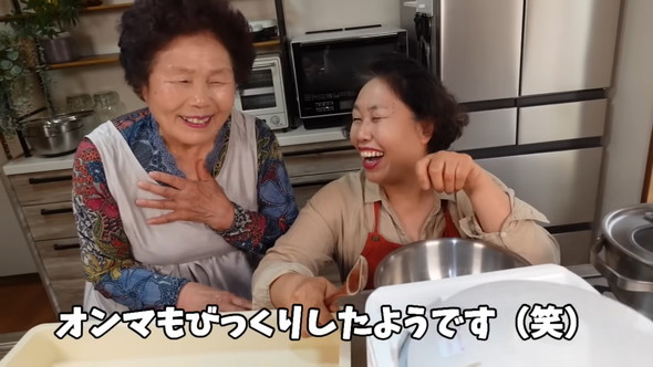 韓国の母と一緒に自動餅つき機を使ってぜんざい作りをする光景