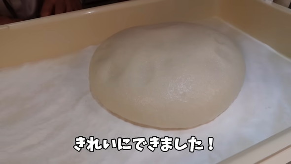 韓国の母と一緒に自動餅つき機を使ってぜんざい作りをする光景