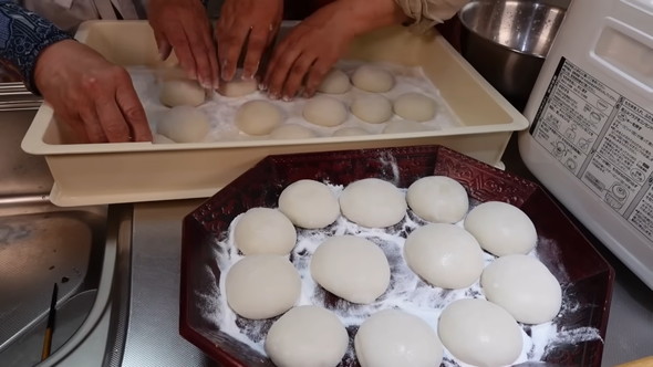 韓国の母と一緒に自動餅つき機を使ってぜんざい作りをする光景