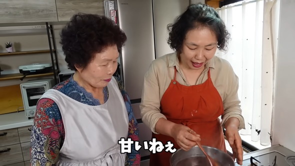 韓国の母と一緒に自動餅つき機を使ってぜんざい作りをする光景