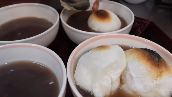 韓国の母と一緒に自動餅つき機を使ってぜんざい作りをする光景