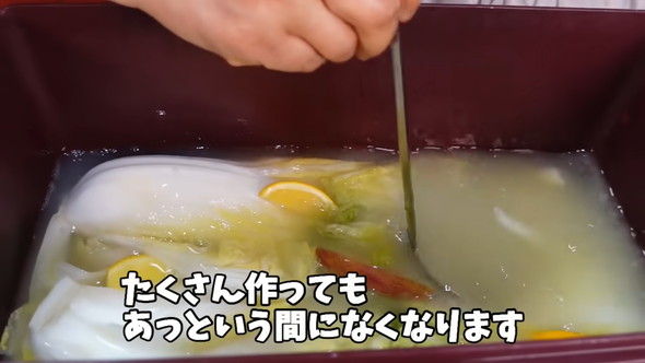 韓国の母と一緒に自動餅つき機を使ってぜんざい作りをする光景