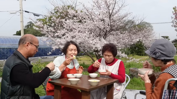 韓国の母と一緒に自動餅つき機を使ってぜんざい作りをする光景