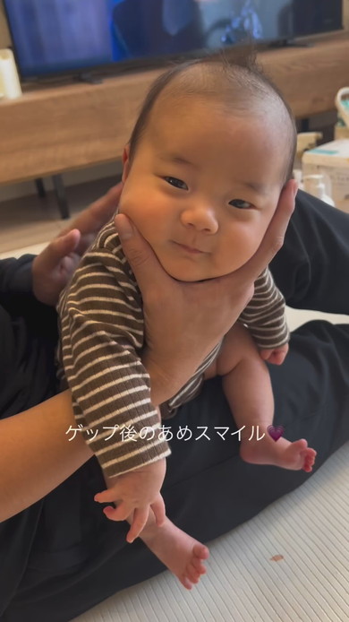 ゲップをしたあと笑顔を浮かべる赤ちゃん