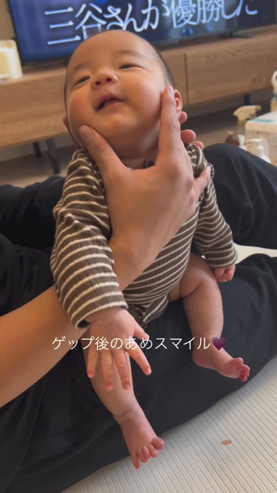 ゲップをしたあと笑顔を浮かべる赤ちゃん
