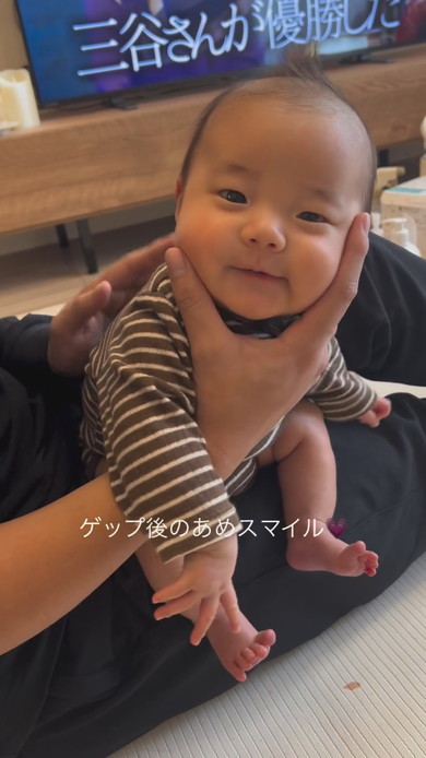 ゲップをしたあと笑顔を浮かべる赤ちゃん