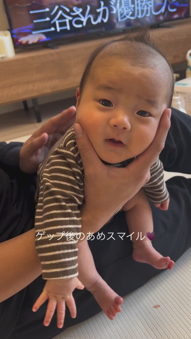 ゲップをしたあと笑顔を浮かべる赤ちゃん