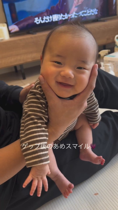 ゲップをしたあと笑顔を浮かべる赤ちゃん