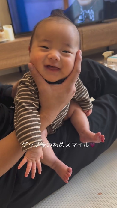 ゲップをしたあと笑顔を浮かべる赤ちゃん