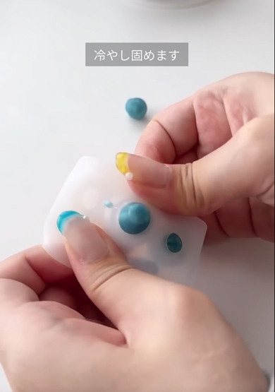 溶かしたカラーワックスを球体モールドに流し込み固めます