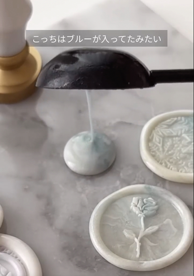 ブルーのカラーワックスも神秘的