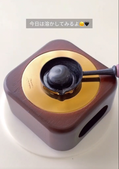 真っ黒のオリジナルワックス玉でスタンプ