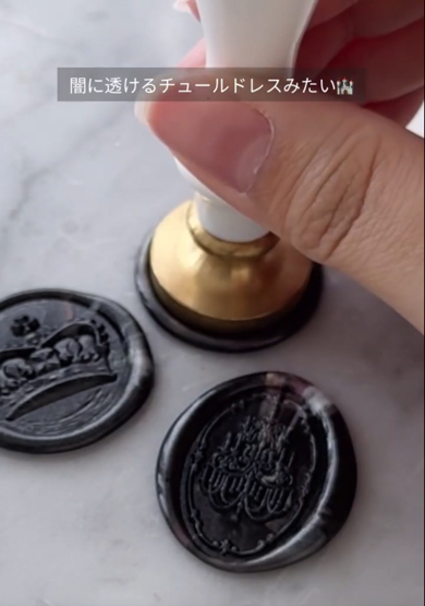 闇に透けるチュールドレスみたい