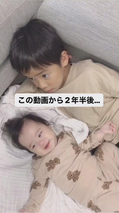 くっついてテレビを見る兄と0歳妹