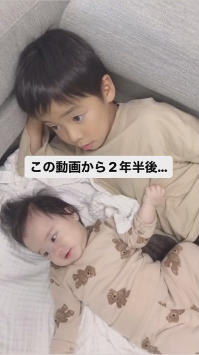 くっついてテレビを見る兄と0歳妹