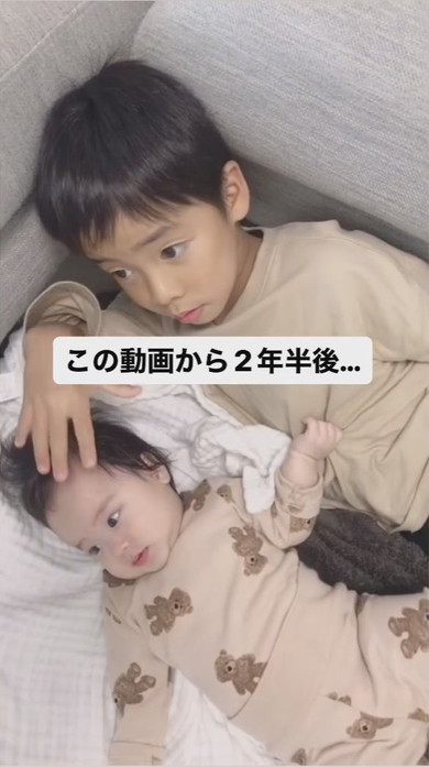 くっついてテレビを見る兄と0歳妹