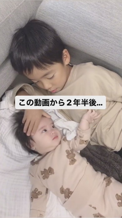 くっついてテレビを見る兄と0歳妹